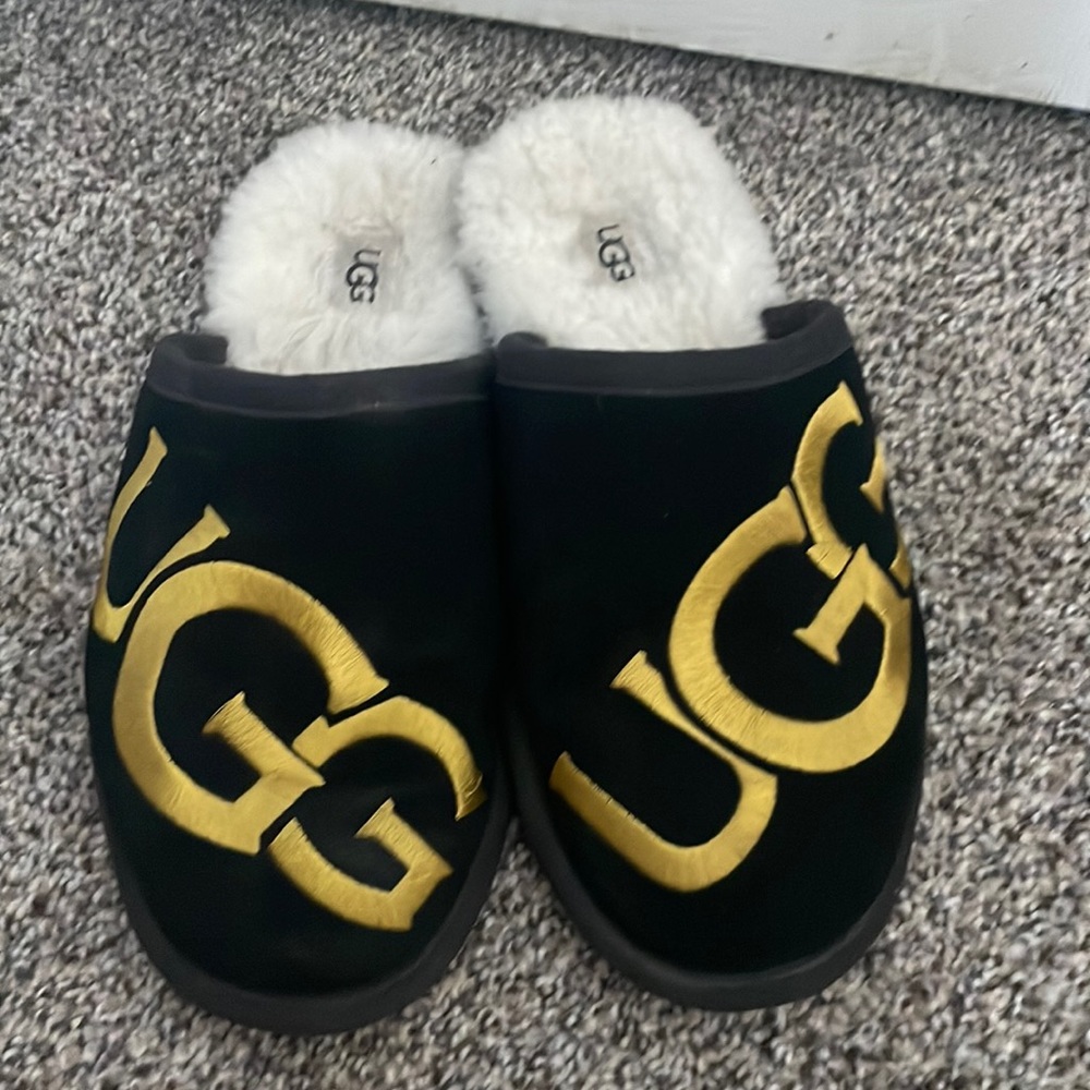 Ugg scuff logo. Men’s 8. GUC